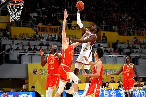 刘东推倒雷琼-塔克，山西挑战后裁判维持原判&判罚进攻犯规